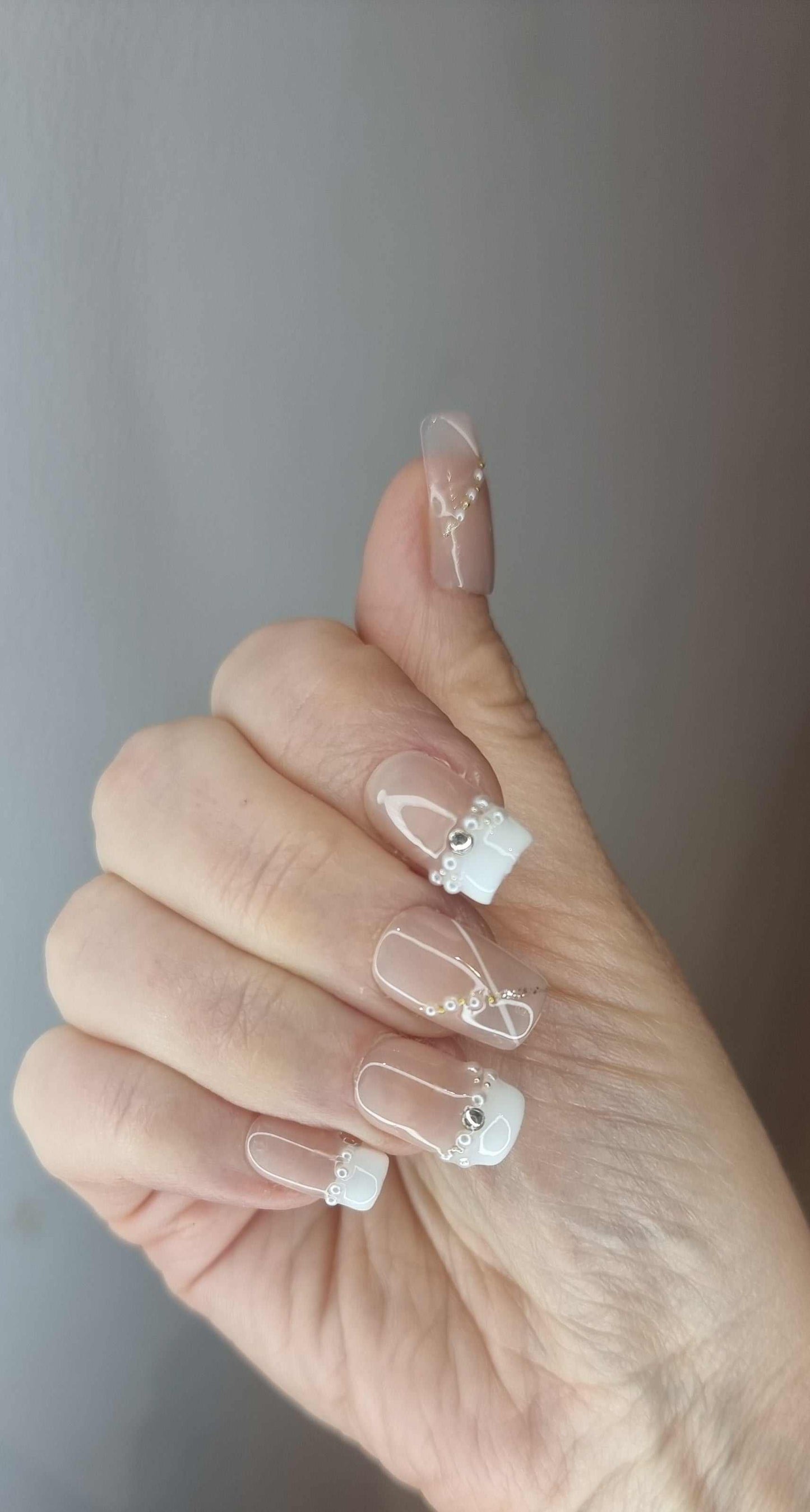 Pearl of Qatar press-on nails in a square shape, featuring elegant details.