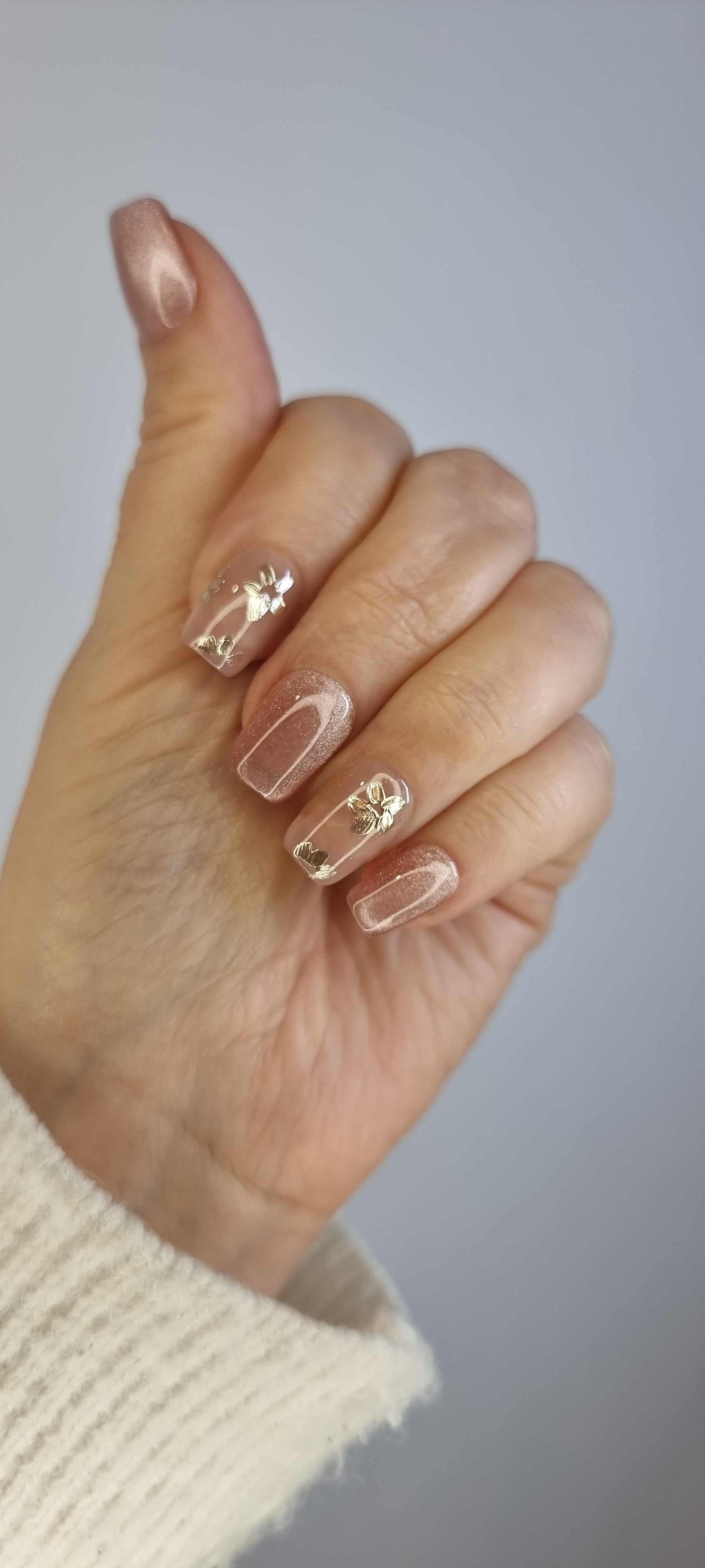 Set of Selina nude artificial nails with a glossy finish.