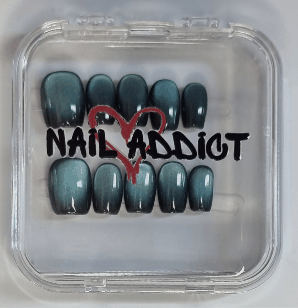 Yalla magnetic shine reusable press-on nail set in teal gradient by Nail Addict