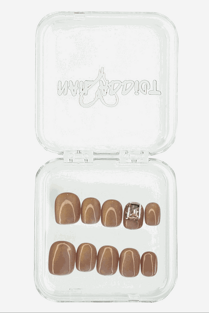 Chic Bushra press-on nail set, displayed in its branded packaging.
