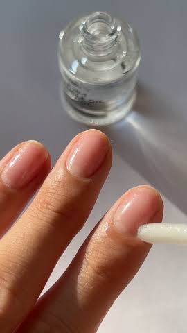 Load video: How to apply press-on nails with sticky tabs – Nailaddict tutorial