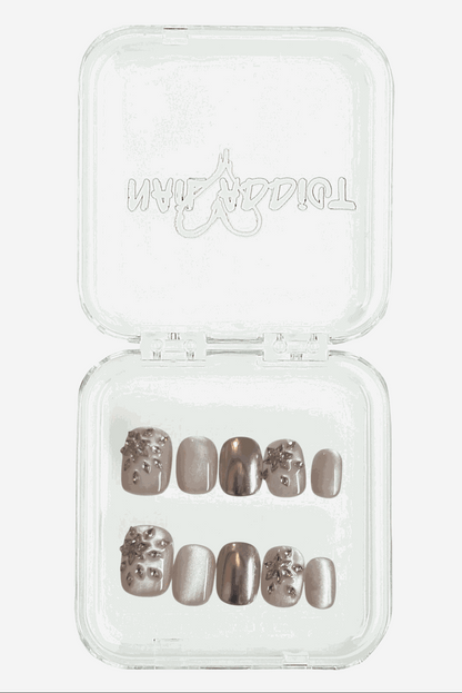 Glamorous Liwa Luxe press-on nail set, displayed in packaging.