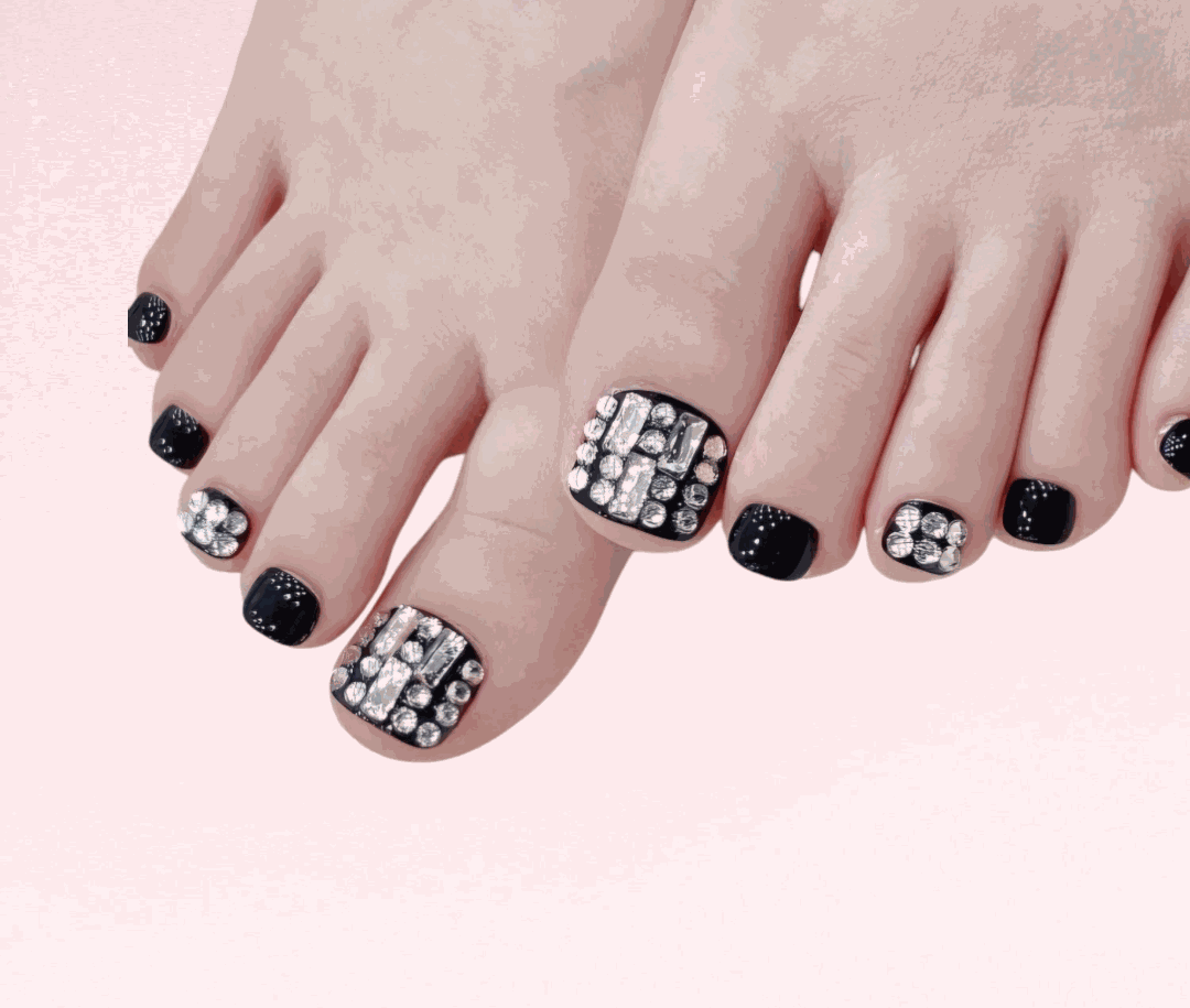 Close-up image of the stylish Lamar pedi press-on toe nails being worn, perfect for a pedicure look.