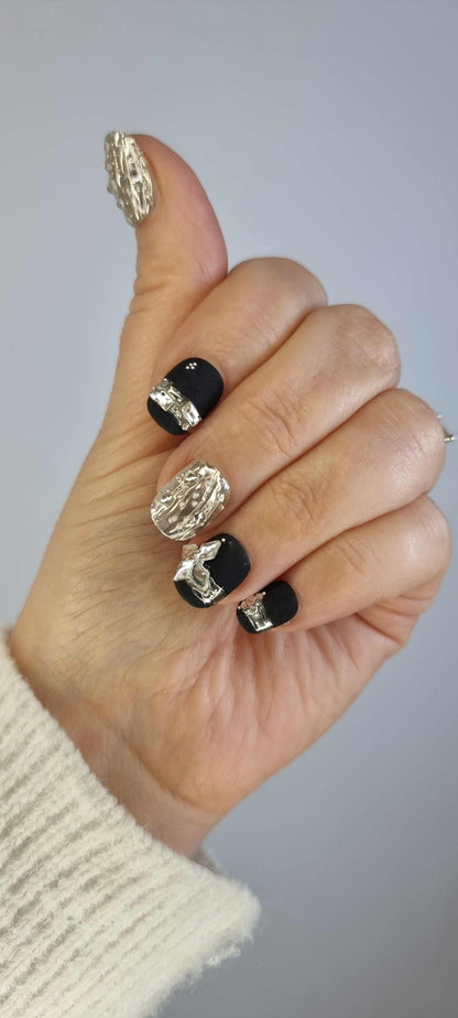 The Qatar Elegance 3D chrome and black press-on nails, showcasing the design.