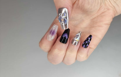 Image of the Riyadh Radiance silver, glossy, and black press-on nails set.