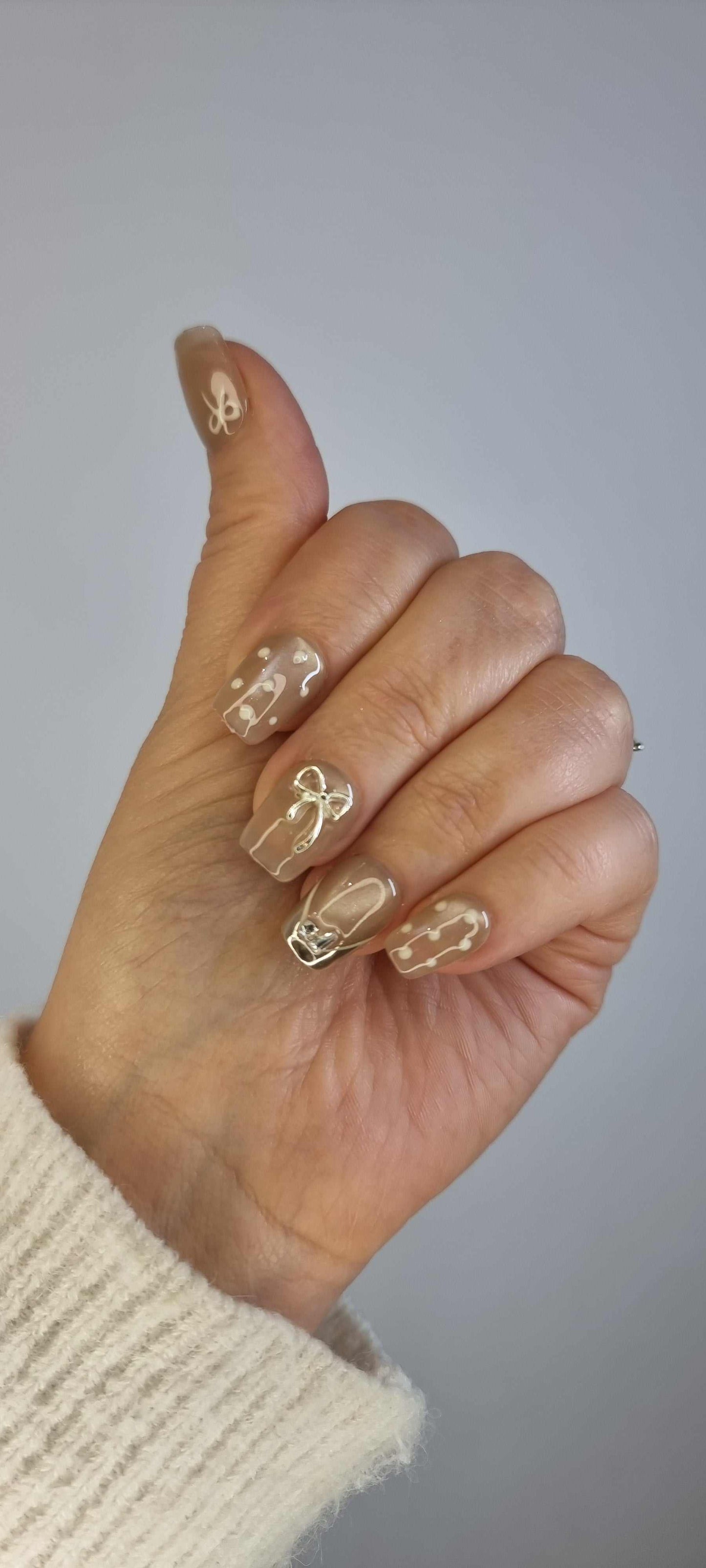Set of Sahara false nails with a beautiful metallic champagne color.