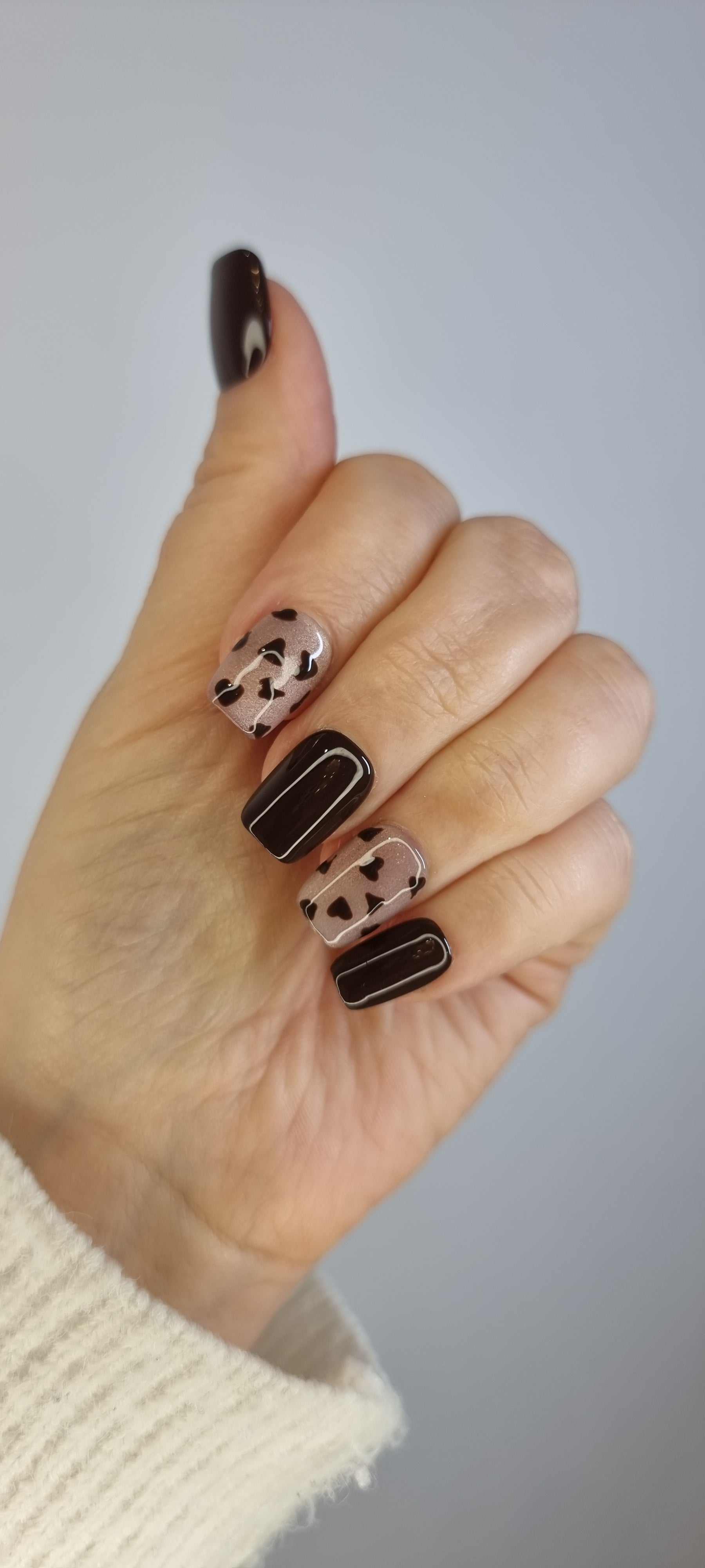 Hand wearing Samira press-on nails, applied professionally by Nail Addict.