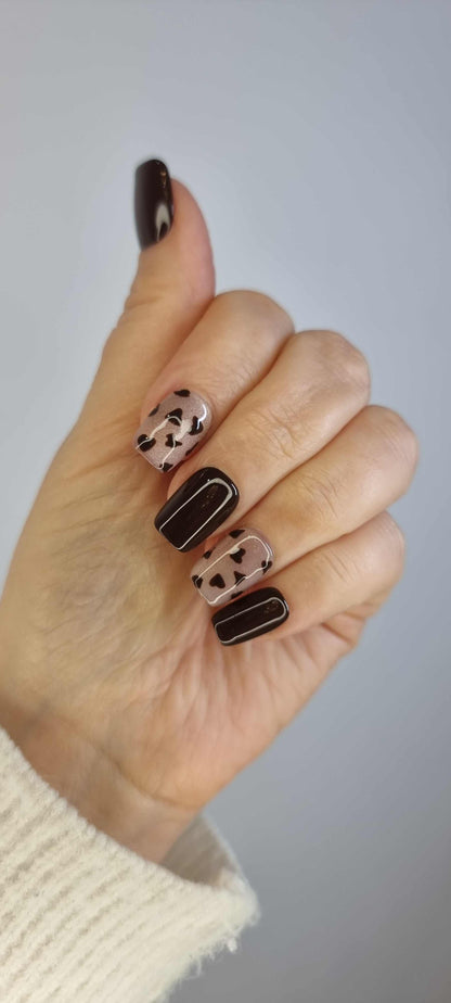 Hand wearing Samira press-on nails, applied professionally by Nail Addict.