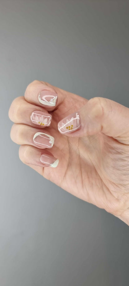 Set of Sawsan false nails with a nude beige base, showing various sizes.