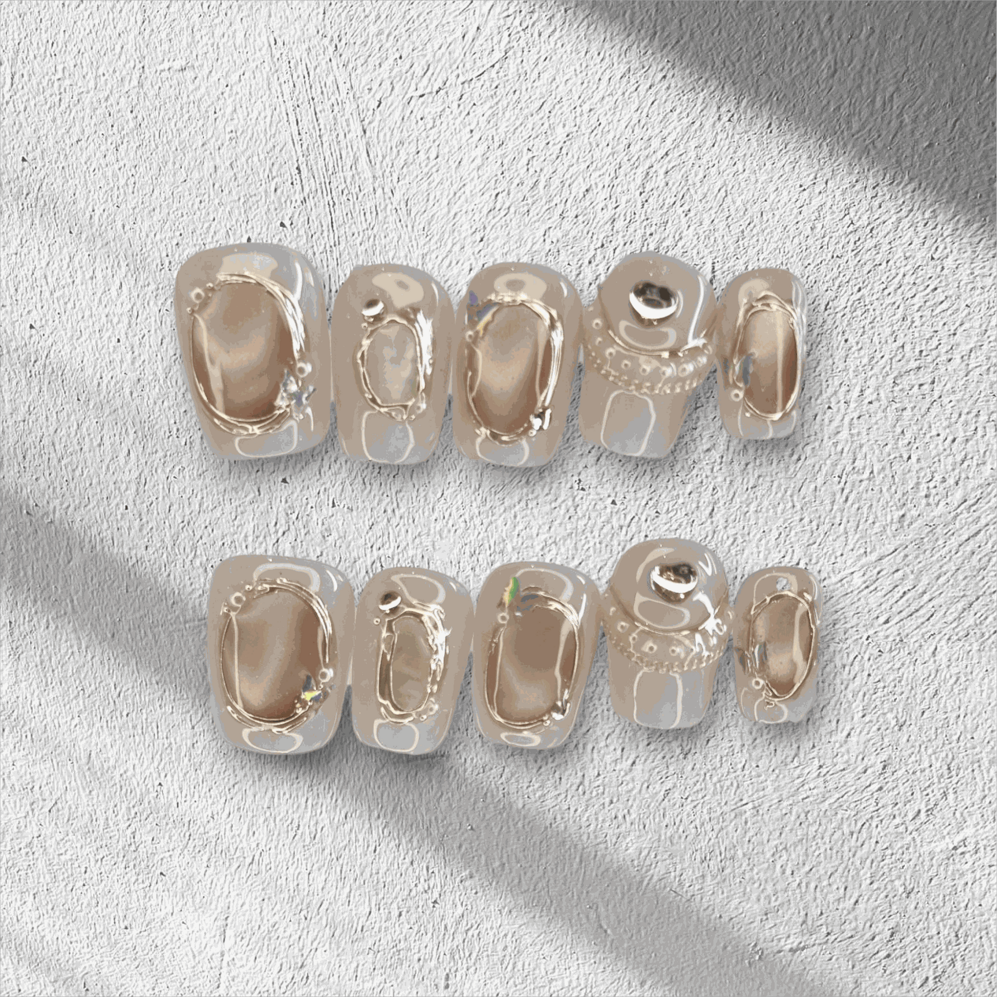 glossy coffin nail set	Full set of Zaynah Short neutral-toned, glossy coffin-shaped press-on nails in the box.