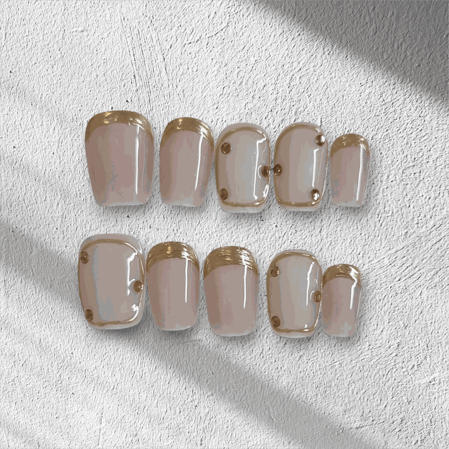Full set of Zina nude artificial nails with a glossy finish, displayed in the packaging.