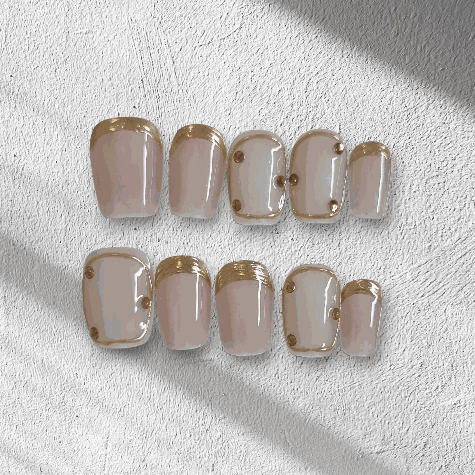 Full set of Zina nude artificial nails with a glossy finish, displayed in the packaging.