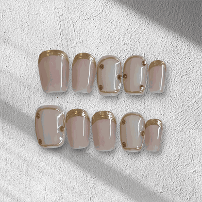 Full set of Zina nude artificial nails with a glossy finish, displayed in the packaging.